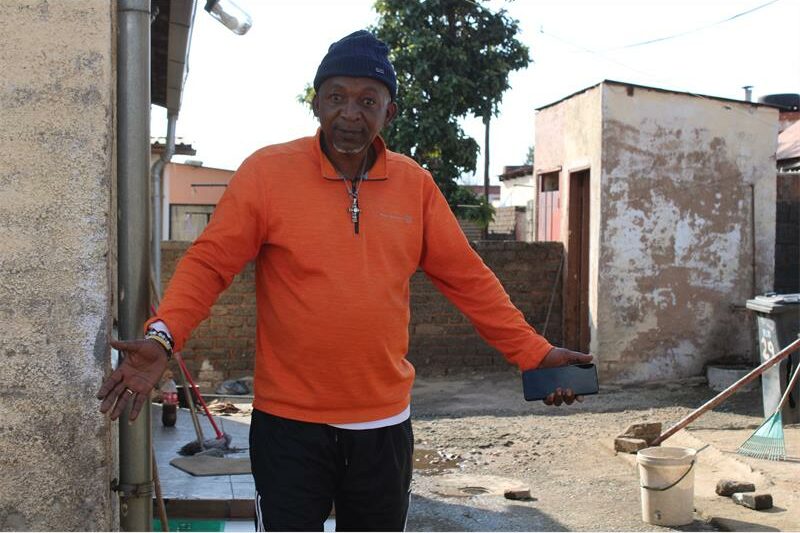 Mohlakeng resident Ashley Minnaar is tired of living in constant sewage overflow and urges the municipality to replace the infrastructure. The municipality states they are actively addressing the problem.