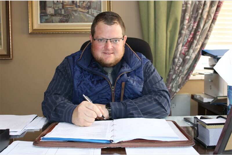 Gerhard Myburgh neem die leisels van Riebeeckrand Hoërskool oor en wil tradisie, kwaliteitonderwys en gemeenskapsbetrokkenheid versterk.