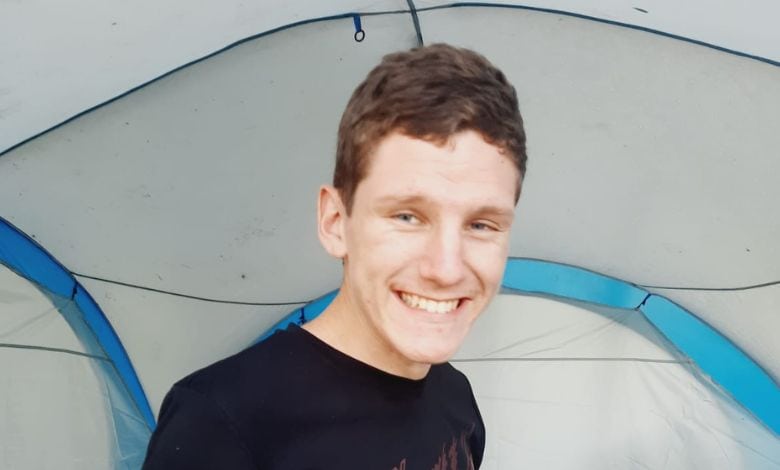 Na ’n skokkende diagnose van ’n seldsame beenkanker, hoop 'n 21-jarige dat die gemeenskap hom sal bystaan met sy stryd teen Ewing-sarkoom.