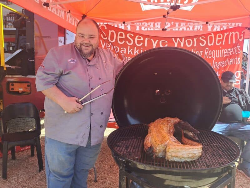 Die koue weer skrik nie die gemeenskap af nie – honderde stroom steeds na vanjaar se vyfde Vleisfees. Die Randfontein Herald gesels met Sionspoort-lede en meer.