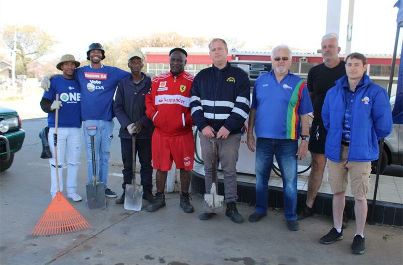 Gemeenskaplede en 'n politieke party het onlangs hande gevat om dele van die Greenhills-area op te knap tydens 'n skoonmaakveldtog.