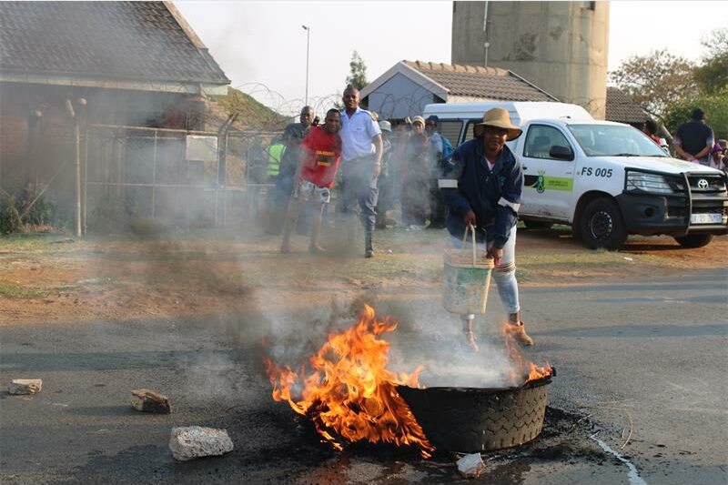 In response to the recent protest by Dan Tloome residents, the Rand West City Local Municipality has pledged to repair the faulty water pump that left the community without water for three weeks.