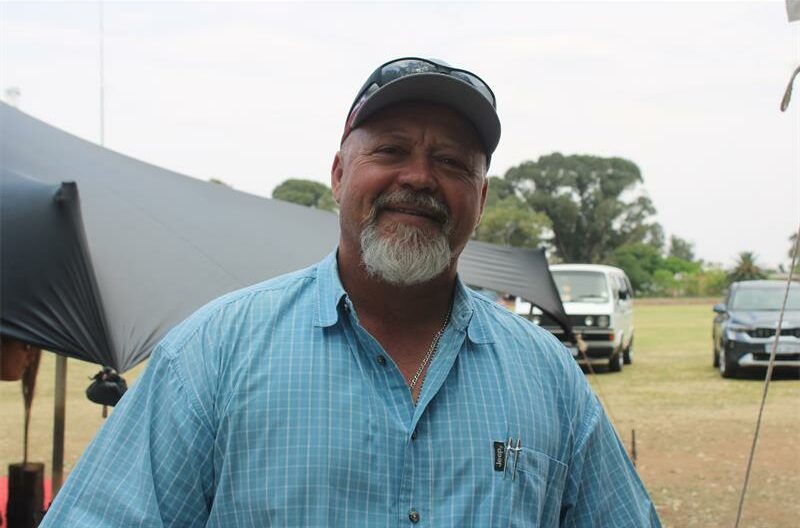 Trotse Afrikaner Hennie Minnaar deel sy tradisies en stories om sy taal en erfenis te vier.