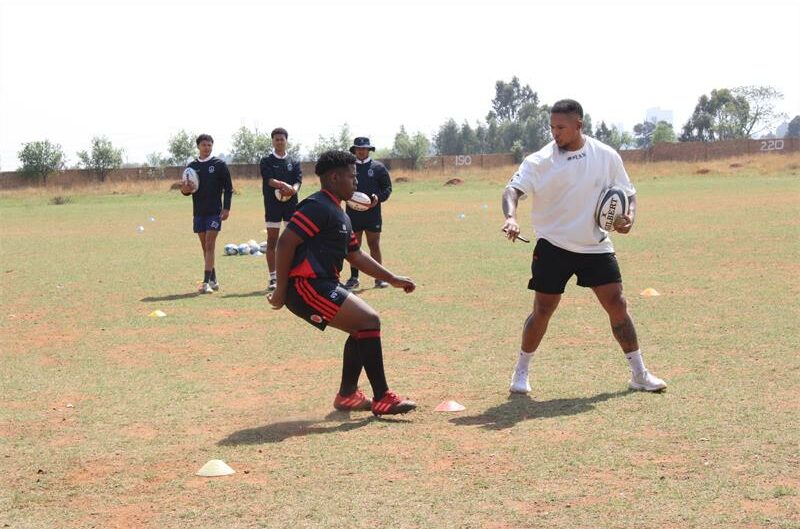 Die opgewondenheid was tasbaar tydens Elton Jantjies se besoek aan 2kies Rugbyklub, waar hy die spelers se vaardighede verbeter het vir hul komende wedstryde.