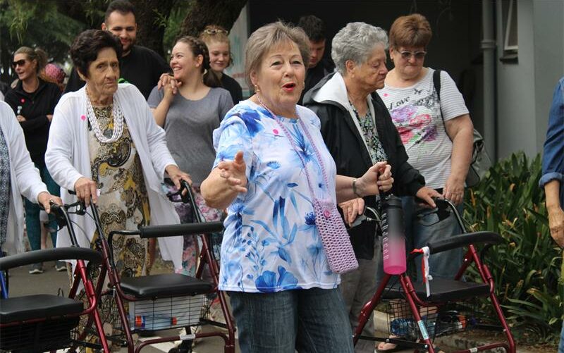 In die gees van Erfenisdag het die inwoners van Vriendskapstuiste ’n prettige stap en saamkuier geniet.