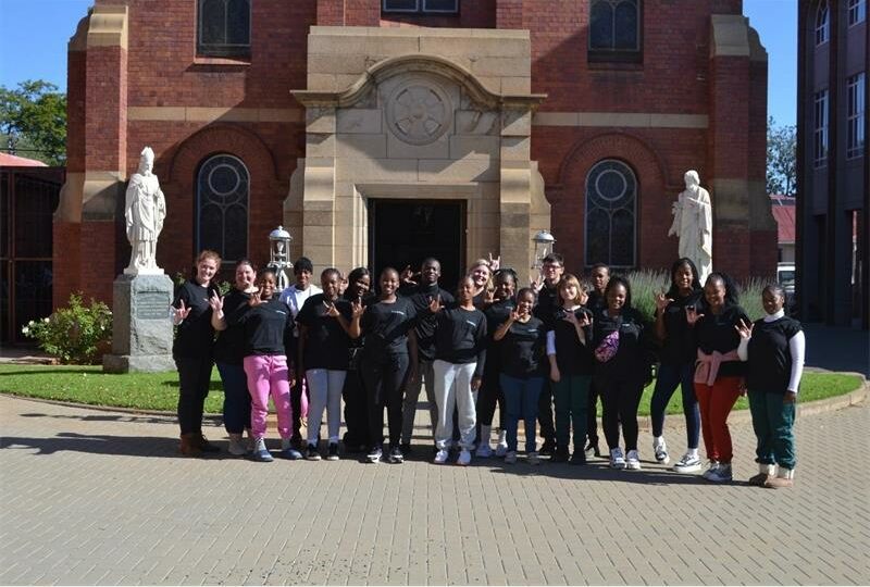 Die Transoranje Koor vir Dowes het 'n toer aangepak na Merweville waar hul 'n unieke kooruitvoering aan die gemeenskap voorgestel het.