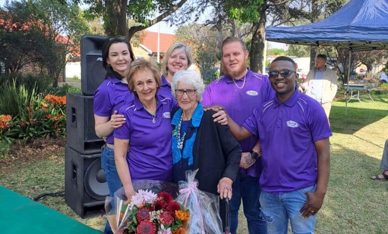 Na 17 jaar as lojale kliënt het Jackie Marais haar 94ste verjaarsdag saam met Martin's Begrafnisondernemers gevier.