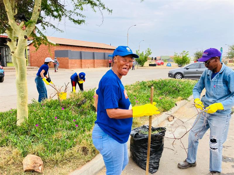 Residents of Toekomsrus came together to clean their area, tackle illegal dumping and prepare for matric farewells, showing pride in their community.