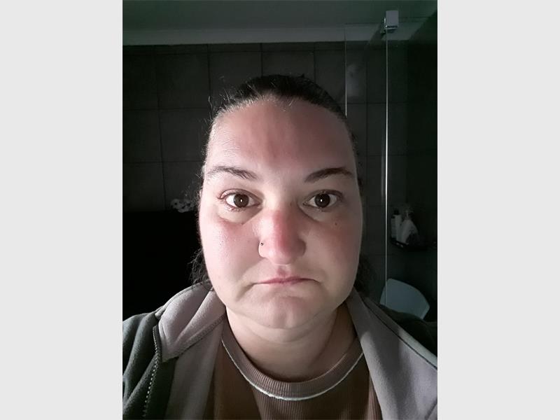 After receiving conflicting diagnoses for an autoimmune disorder, Miem van Vuuren hopes to consult a private doctor but requires financial support from the community.