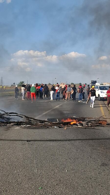 After 21 days without water, Glenharvie residents demand change with a second protest along the N12.