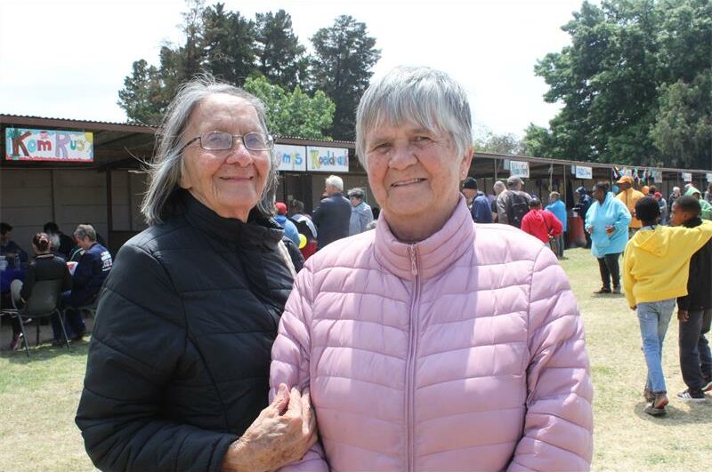 Tydens die Connie Mulder Sentrum se kermis het die inwoners die dag ten volle geniet, by die stalletjies gaan kuier en saam met talle lede van die gemeenskap gesellig deurgebring.