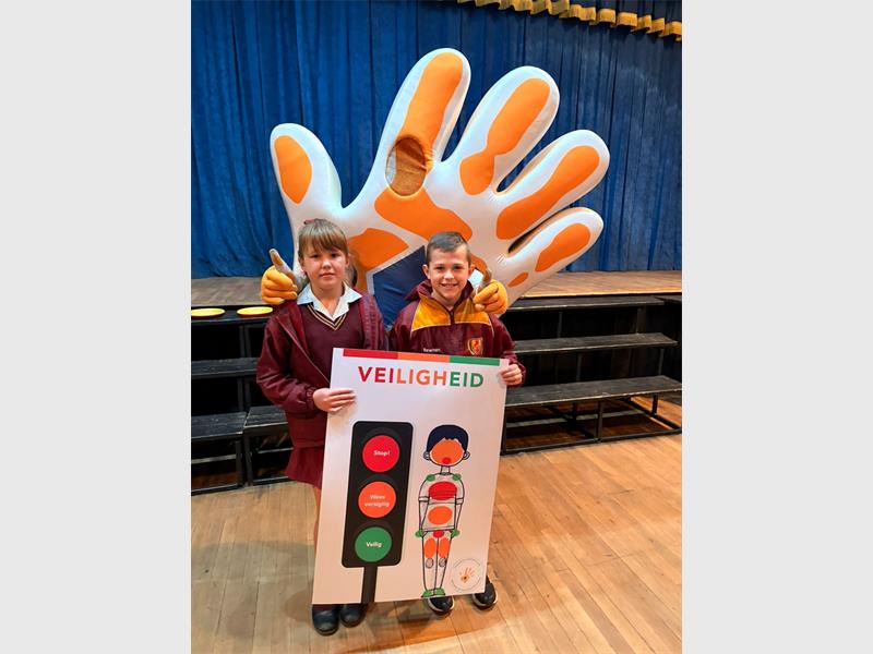 Solidariteit Helpende Hand wys vir Laerskool Rapportryer se leerders hoe belangrik algemene veiligheid is.