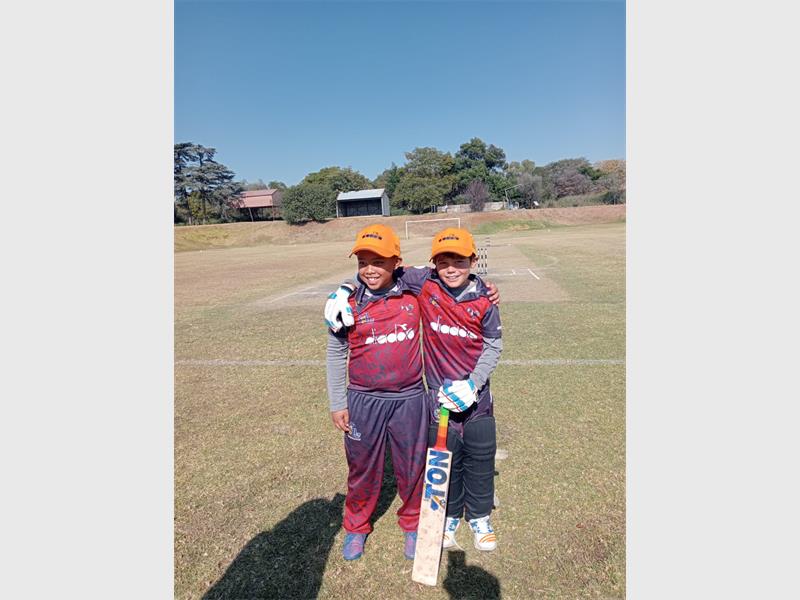 Twee junior spelers se harde werk is beloon toe hulle onlangs vir die Lions-span gekies is.