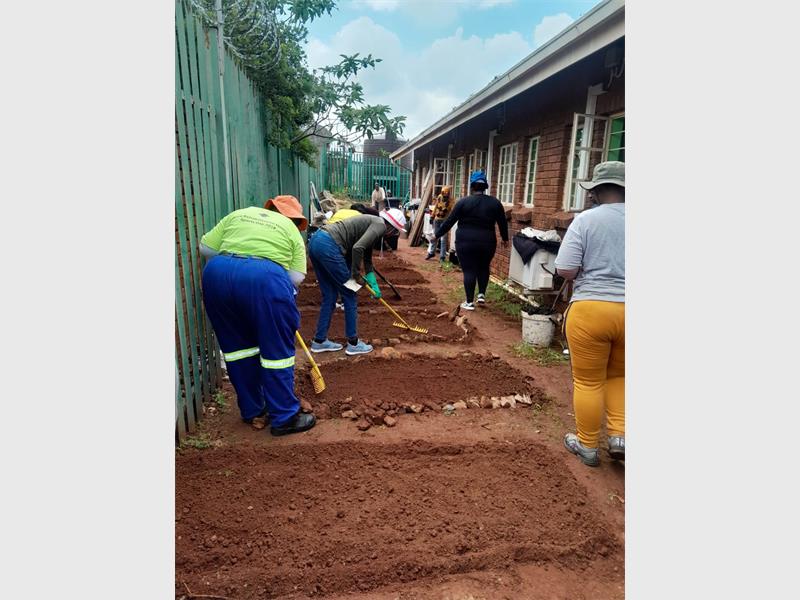 Nineteen clinics now have sustainable gardens after receiving a generous donation through the Mogale City Business Committee NPC.