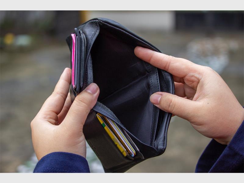 Dis skokkend hoe baie mense bereid is om skuld te maak net vir Desemberuitgawes.