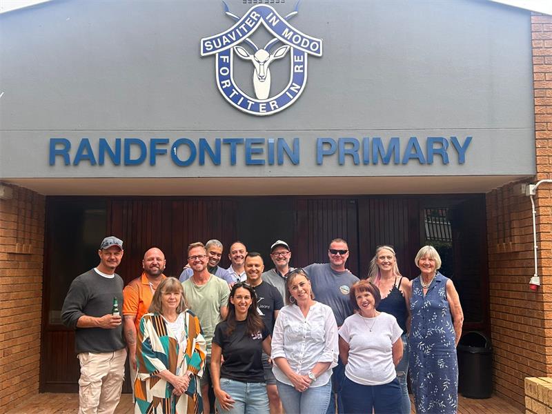 Former learners of Randfontein Primary School support those in need with a donation to the school’s feeding scheme.