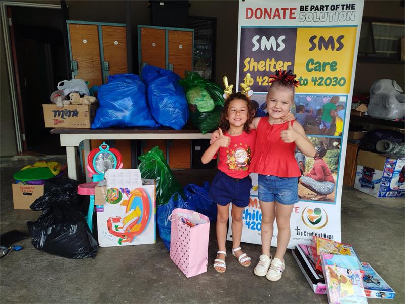 Mieke van Deventer en Nirvana van Sittert het hul Kerswense vir ander kinders verruil vir ’n projek om die gemeenskap te help.