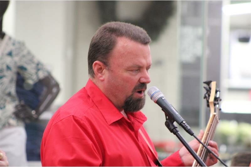 Die gemeenskap vier die vreugde van Kersfees saam tydens Carols by Candlelight.