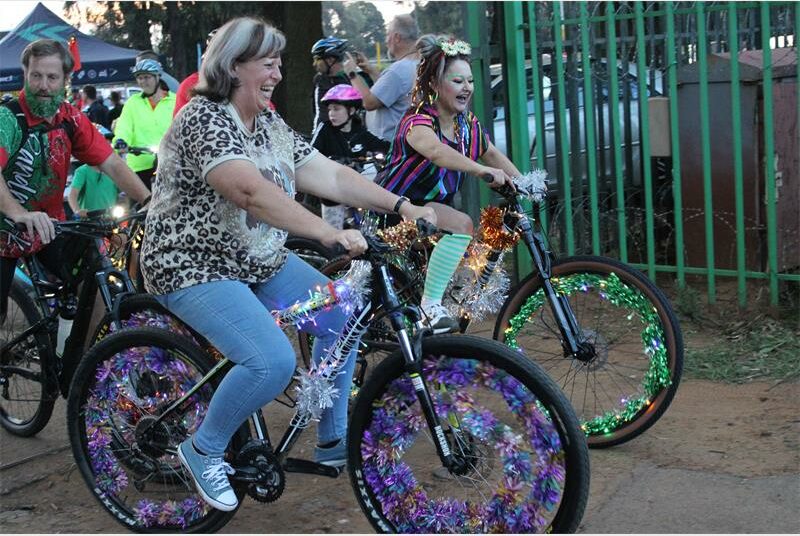 Opgemaakte fietse, motors en mense het tydens RandMark se gewilde Kersliggierit die gemeenskap in die gees van Kersfees saamgebring.