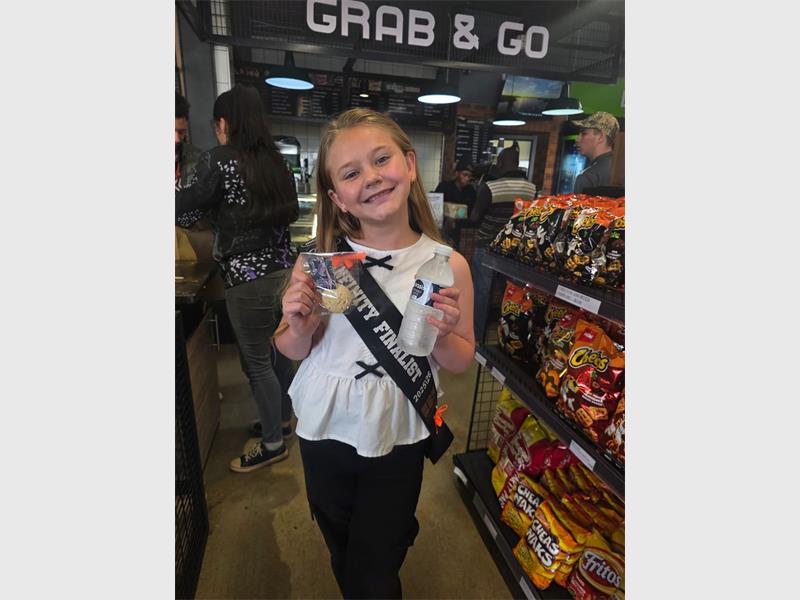 Gedrewe deur haar liefde vir haar gemeenskap, bring Milan de Koker hierdie Kersfees glimlagte waar ook al sy gaan.