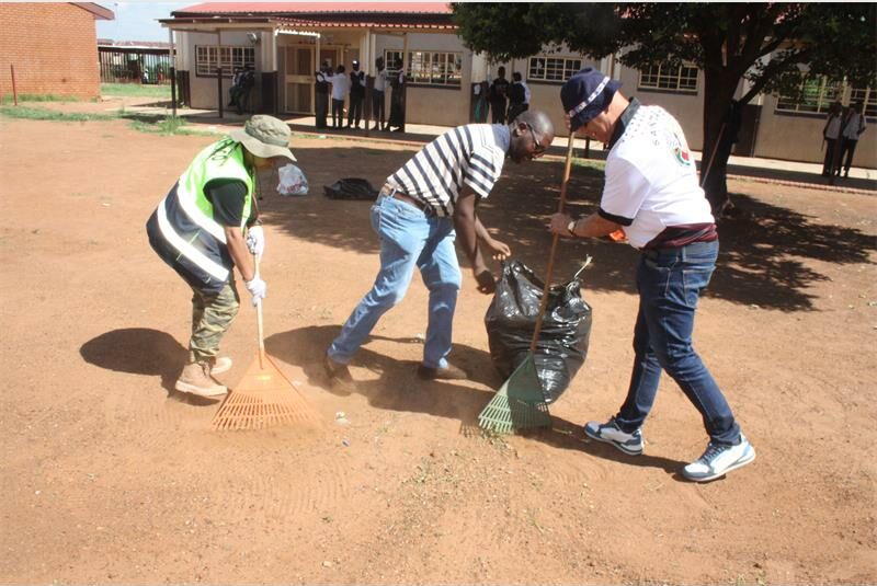Westonaria taxi drivers and Santaco leaders swapped steering wheels for brooms during a clean-up drive at a local school.