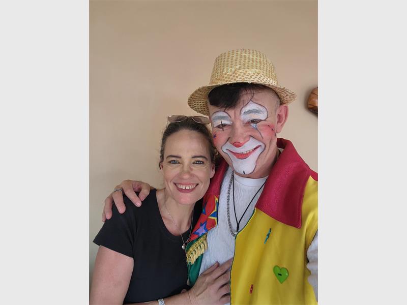 Met die ondersteuning van Staan Sterk in Afrikaans het Adonai NPO die inwoners van Renaissance Bejaarde Oord bederf met ’n dag vol musiek, lag en vreugde.