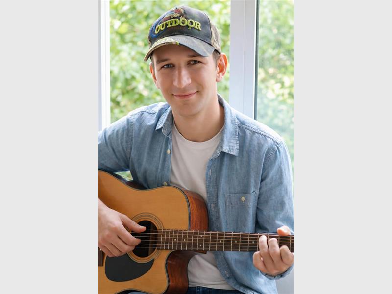 Van kleins af het Wynand Kaltwasser voor denkbeeldige gehore opgetree – vandag inspireer hy mense met sy KI-kuns.