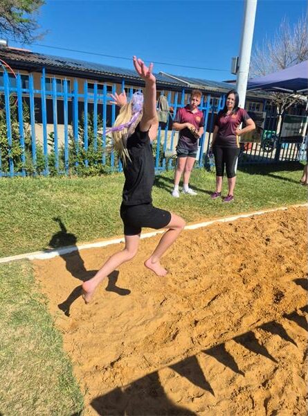 Kleuters van o3 tot o7 het met groot entoesiasme deelgeneem aan Rapportryer se opwindende atletiekdag vol spel, lag en medaljes.