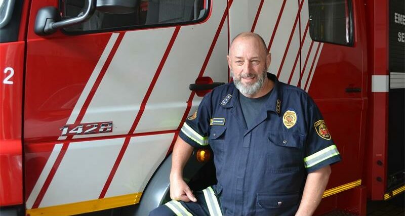 Wes-Rand Nooddienste se streeksbevelvoerder Gerhard Nieuwoudt hang sy brandweerbaadjie op na ’n loopbaan vol reddings, leierskap en diens.