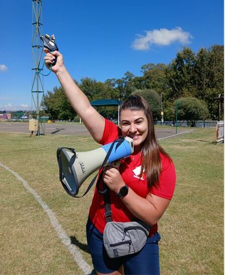 Juffrou Adelle Grobbelaar van Laerskool Randfontein maak geskiedenis as Randfontein se eerste vroulike atletiek-afsitter en baan die weg vir jong meisies in sportleierskap.
