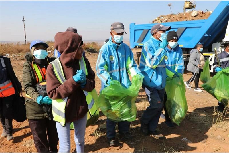 Community members joined Rand West City Local Municipality and the Gauteng Department of Environment in Mohlakeng for a symbolic tree-planting ceremony and a clean-up campaign tackling illegal dumping.