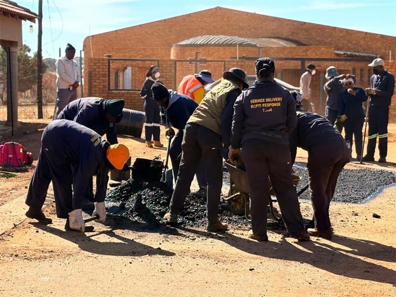 The Rapid Response Team is repairing streetlights, fixing damaged roads and improving stormwater drainage in Brandvlei as part of an ongoing programme to strengthen service delivery in the community.