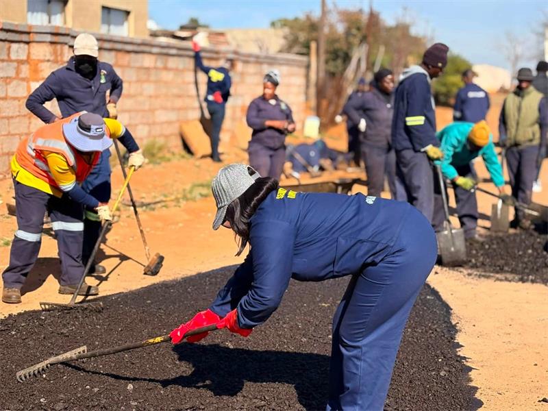 As part of its Mandela Day programme, the municipality repaired potholes, cleared illegal dumping and carried out road maintenance in Badirile, with a Rapid Response Team set to remain in the area for two weeks.