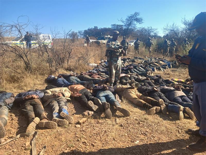 Police, soldiers and mine security joined forces in a major operation that led to more than 150 arrests at Losberg Kloof Mine.