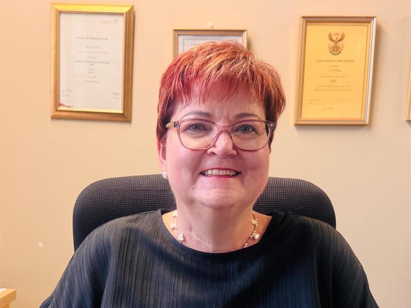 Van haar dae as Goudrand-leerder in Randfontein tot ’n senior staatsadvokaat, dra Elivera Dreyer die waardes van harde werk, selfstandigheid en geloof in haarself steeds saam.