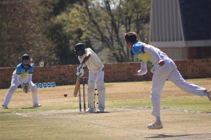 Hoërskool Fochville se junior krieketspan het ’n indrukwekkende 415/7 aangeteken voordat hulle Hoërskool Riebeeckrand vir net 77 lopies uitgeboul het om met 338 lopies te wen.