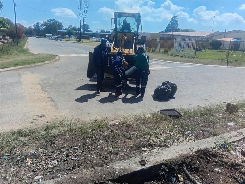 Rand West City’s response team addresses visible maintenance concerns to help create a cleaner environment and safer travelling conditions.