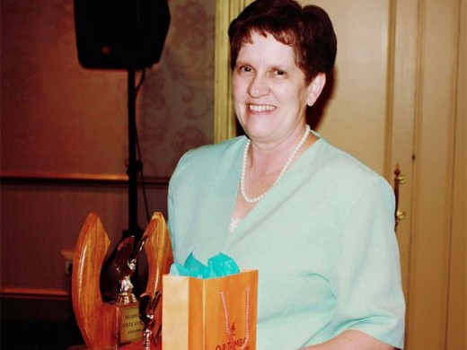 ELSEBE Strachan, 'n onderwyser by Hoërskool Jeugland, het die trofee as die beste ekonomie-onderwyser vir 2015 tydens die distrikstoekennings ontvang.