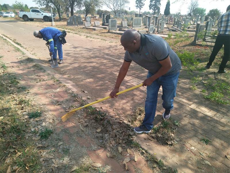 Cleanup project kicks off at Bredell Cemetery Kempton Express
