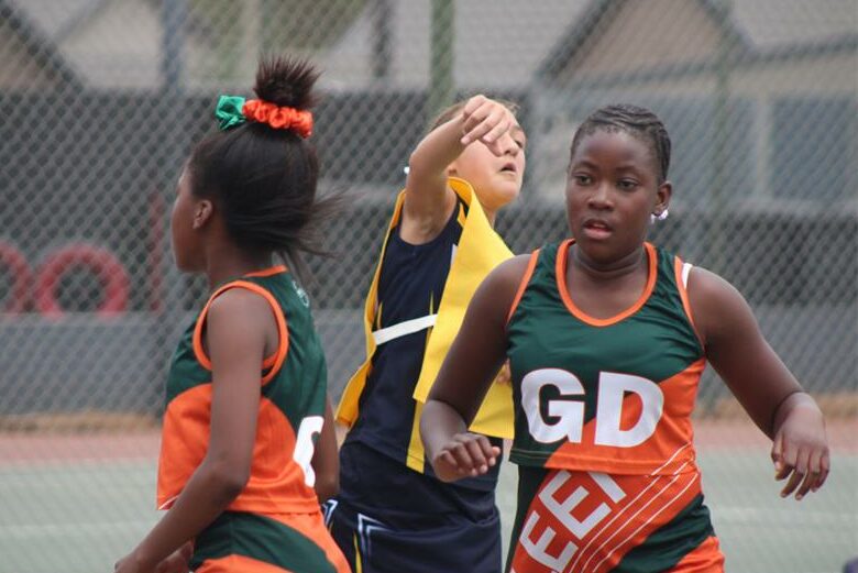 Laerskool Kruinsig wins by a slight chance.