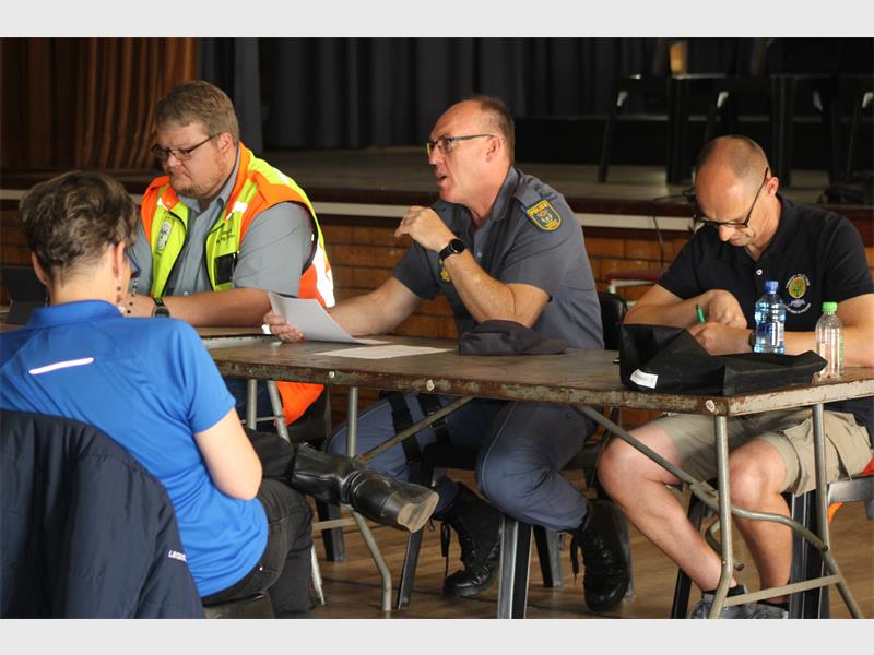 At a CPF meeting hosted at Laerskool Birchleigh, residents shared frustrations about unresolved cases, power outages, water-billing errors, and SAPS resources, seeking action and accountability.