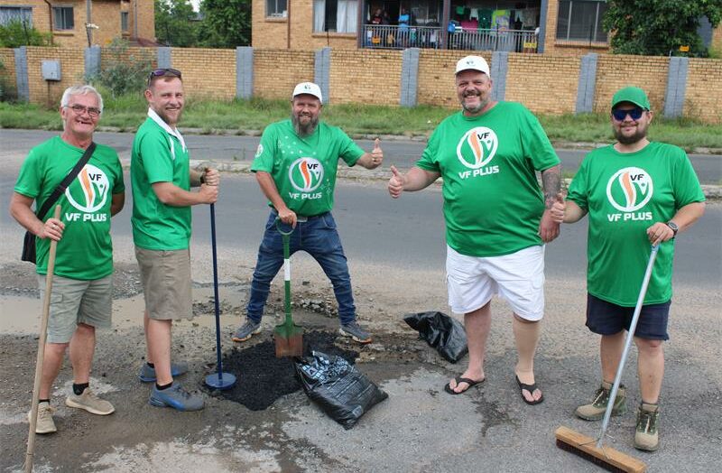 Freedom Front Plus councillors and supporters repaired potholes along Elgin Road, saying the initiative shows residents will step up when the City of Ekurhuleni fails to deliver services.