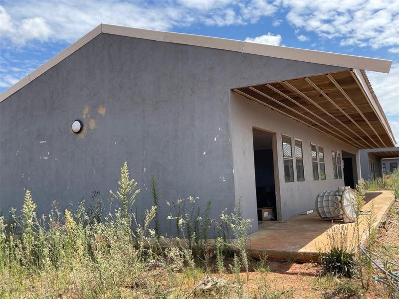 A school meant to help ease pressure on English-medium placements in Thembisa remains unfinished, prompting the DA to question delays and missing funds.