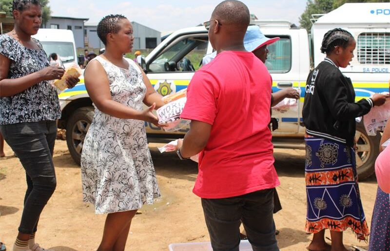Kempton Park SAPS led a community outreach at Allen Park and Maxwell Road, delivering food parcels and sharing vital festive-season safety tips to protect the elderly and families from scams and crime.