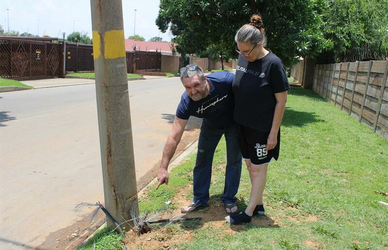 Kempton Park residents say they are being abandoned as cable theft leaves households without electricity for days, with families reporting financial losses, communication failures, and growing frustration over the City of Ekurhuleni’s slow response.