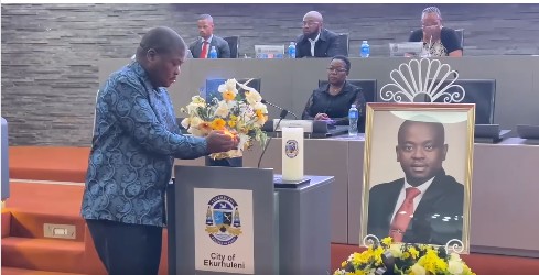Executive Mayor Nkosindiphile Xhakaza led a candlelight ceremony honouring the life and service of the late MMC for Roads and Transport Planning.