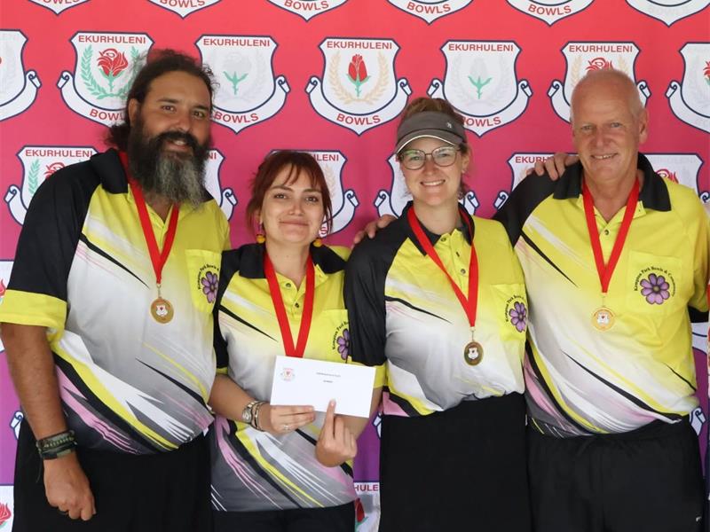 The Kempton Park Bowling Club’s mixed fours team – Nic Burnett, Sunel Bosman-Burnett, Meagan Kitley and Cecil Beyrens – won gold after a dramatic 18–17 final victory over The Lake Club, following a convincing 28–7 semi-final win against Atlas.
