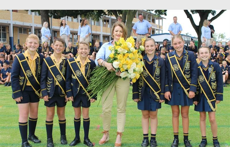 Learners and staff honoured new principal Thora du Plessis with a symbolic guard of honour and yellow roses, each representing a learner at the school.