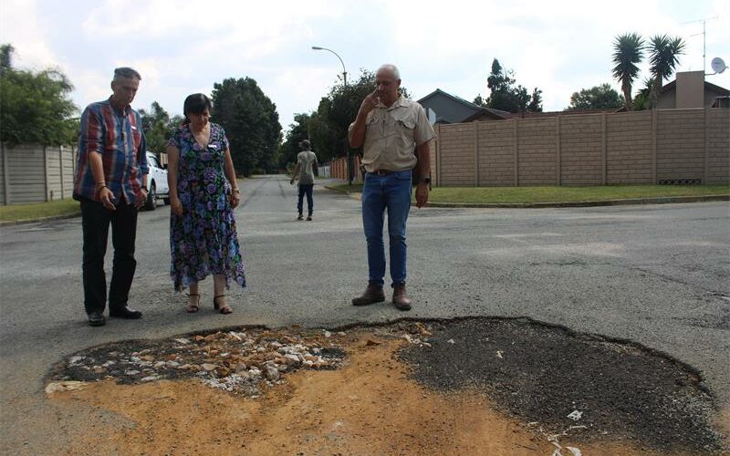 Long-time Bonaero Park residents and estate agents Alex and Sue say deteriorating roads, sewer problems and municipal neglect are affecting daily life and pushing property values down in the once well-kept suburb.