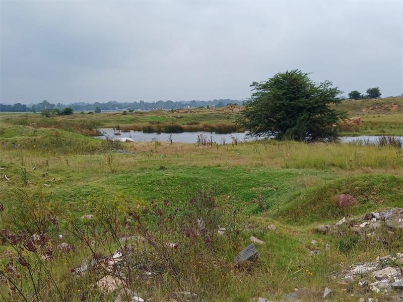 Members of SAPS Ekurhuleni Water Policing and Diving Services recovered the decomposed body of an unknown man from a small dam in Putfontein on March 1, after responding to a call from Putfontein SAPS.